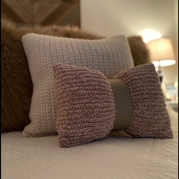 Handmade pink accent pillow - Picture 1 of 3